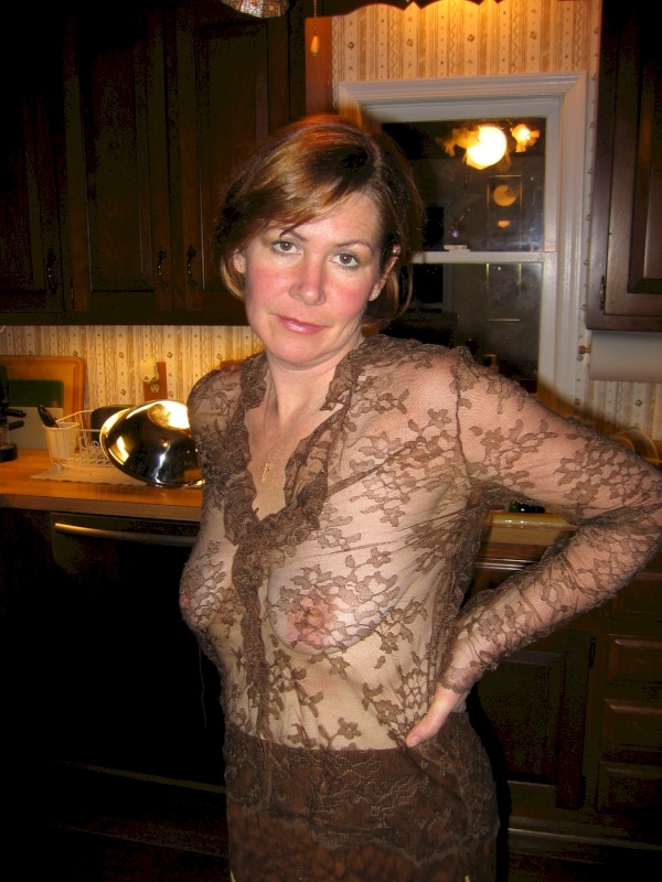 jeune femme coquine domina pour homme qui se soumet